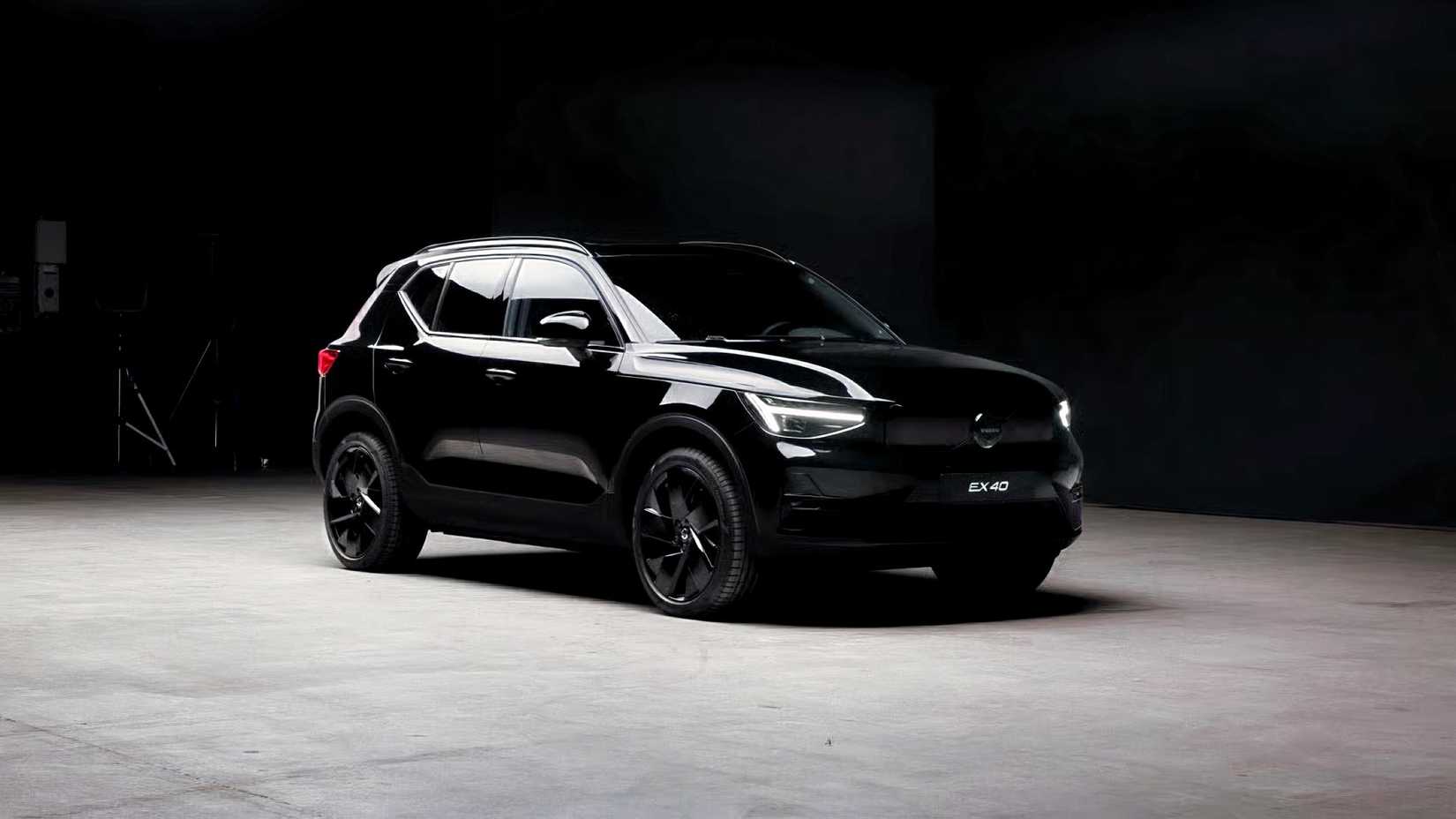 Parte dianteira do Volvo EX40 Black Edition