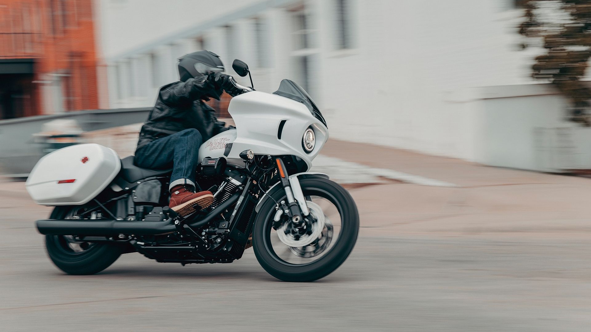 Harley-Davidson Low Rider ST cornering 2