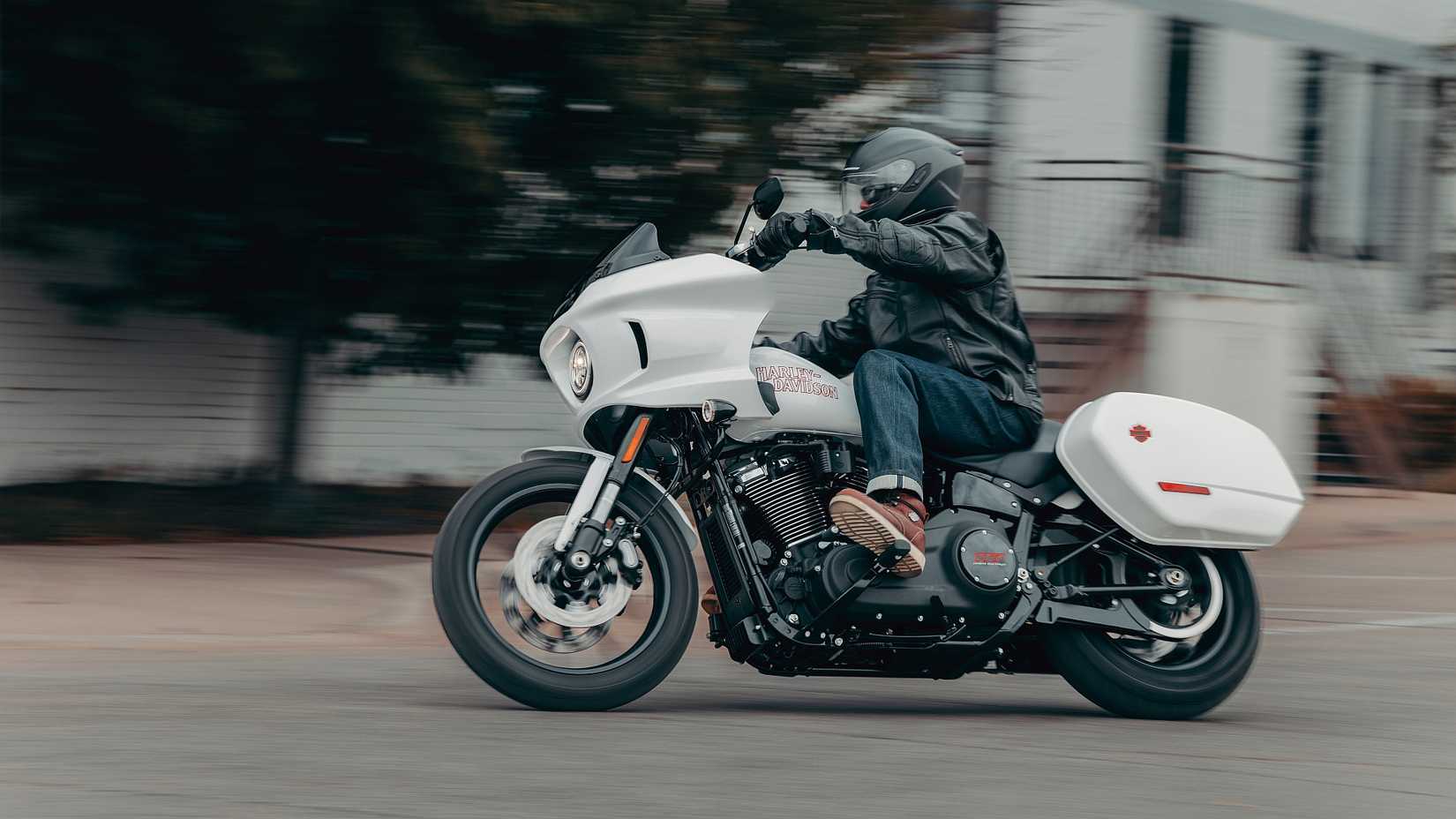 Harley-Davidson Low Rider ST cornering