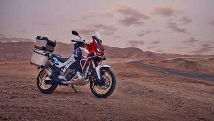 Foto estática de um Honda Africa Twin Adventure Sports 2026 estacionado fora da estrada