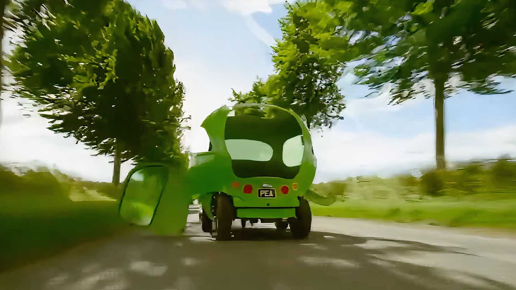 O Pea Car dirigindo em peças de derramamento de estradas