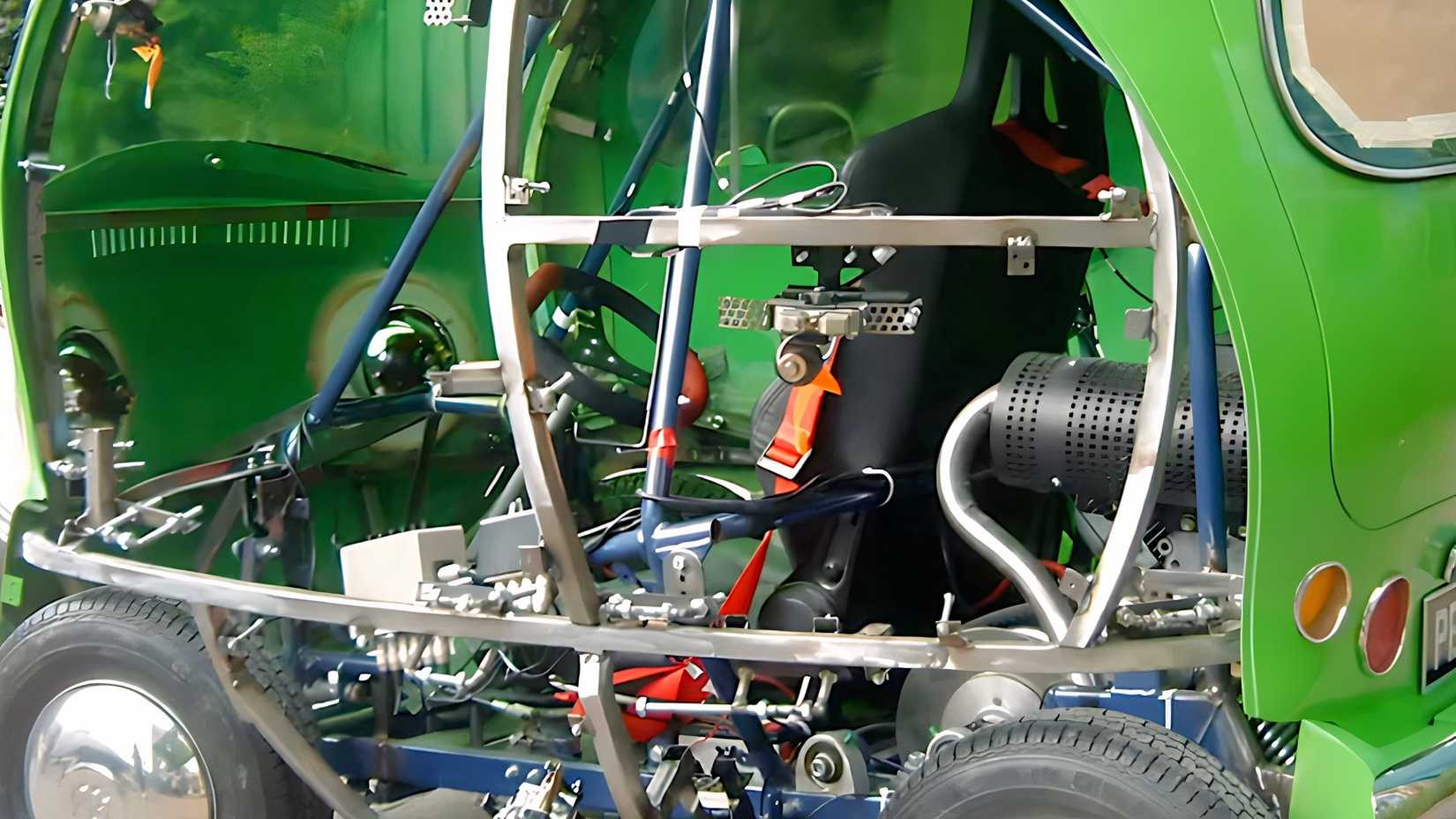 O motor e chassi do Pea Car