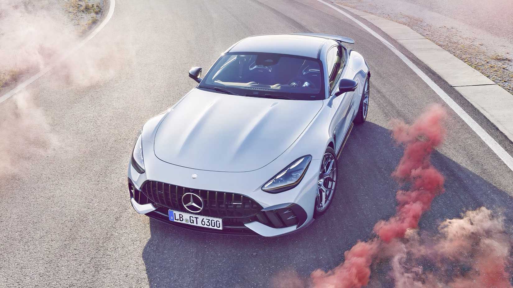 2026 Mercedes-AMG GT Coupe dianteiro 3/4 estacionado na estrada
