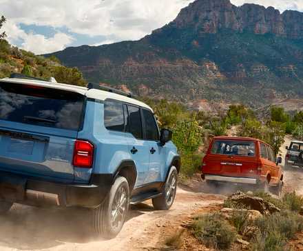 Gerações Toyota Land Cruiser traseira 3/4