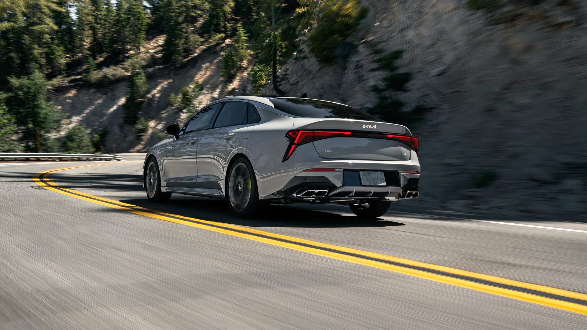 2026 Kia K5 traseira 3/4 ação