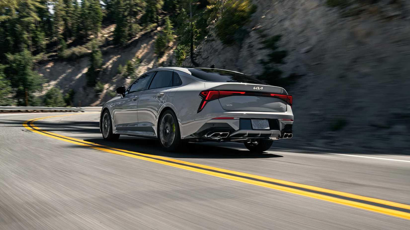 2026 Kia K5 traseira 3/4 ação