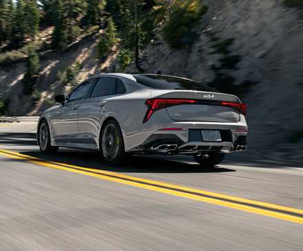 2026 Kia K5 traseira 3/4 ação