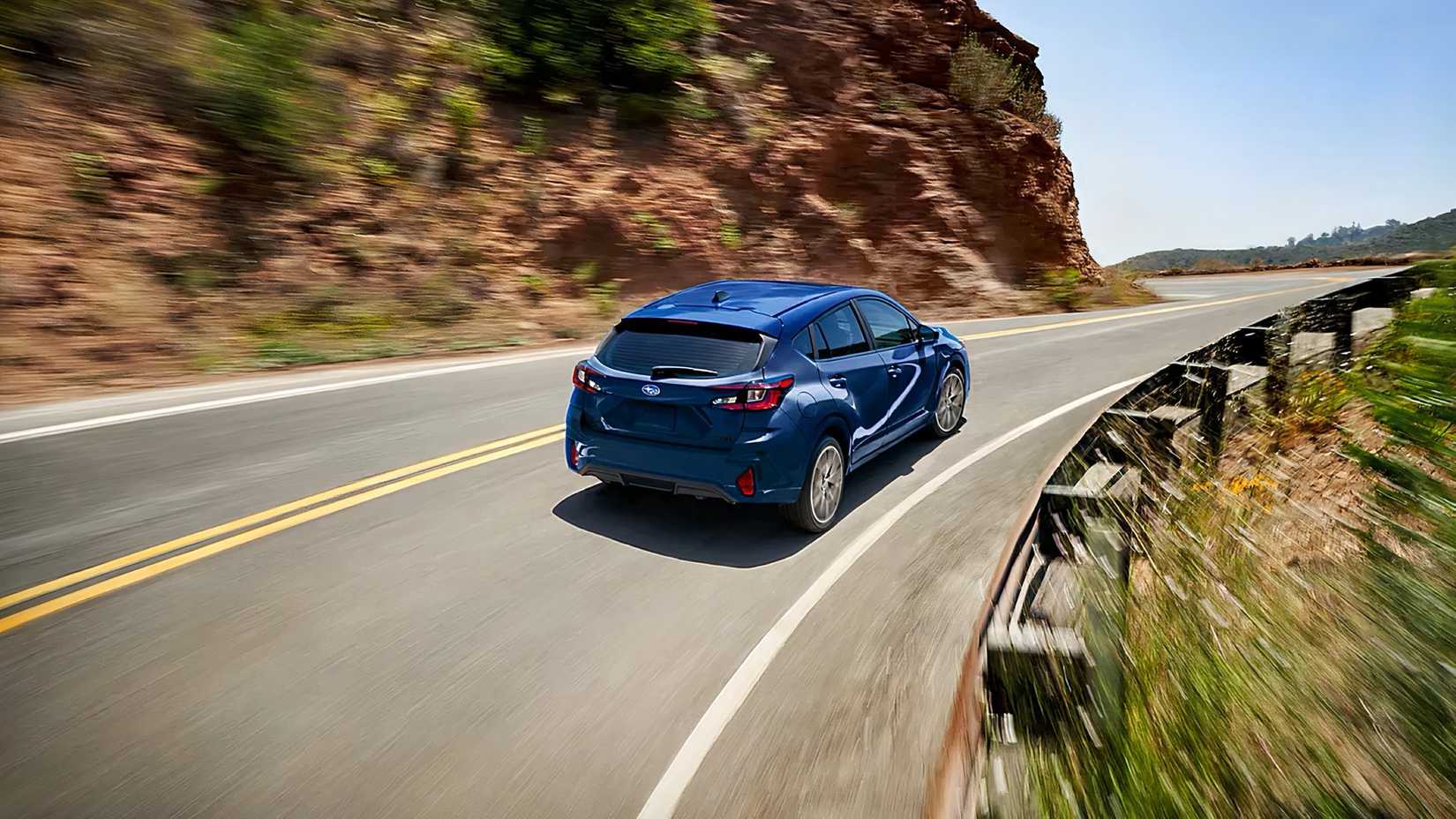 2026 Subaru Impreza traseira 3/4 ação