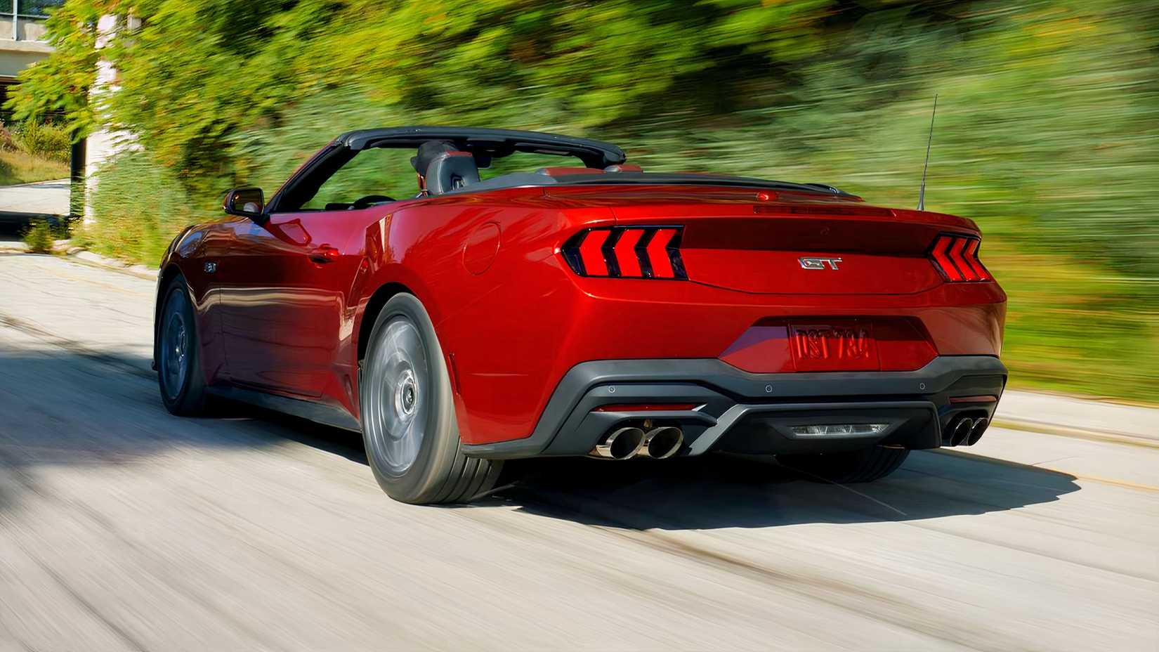 Foto de ação 3/4 traseira do Ford Mustang GT 2026