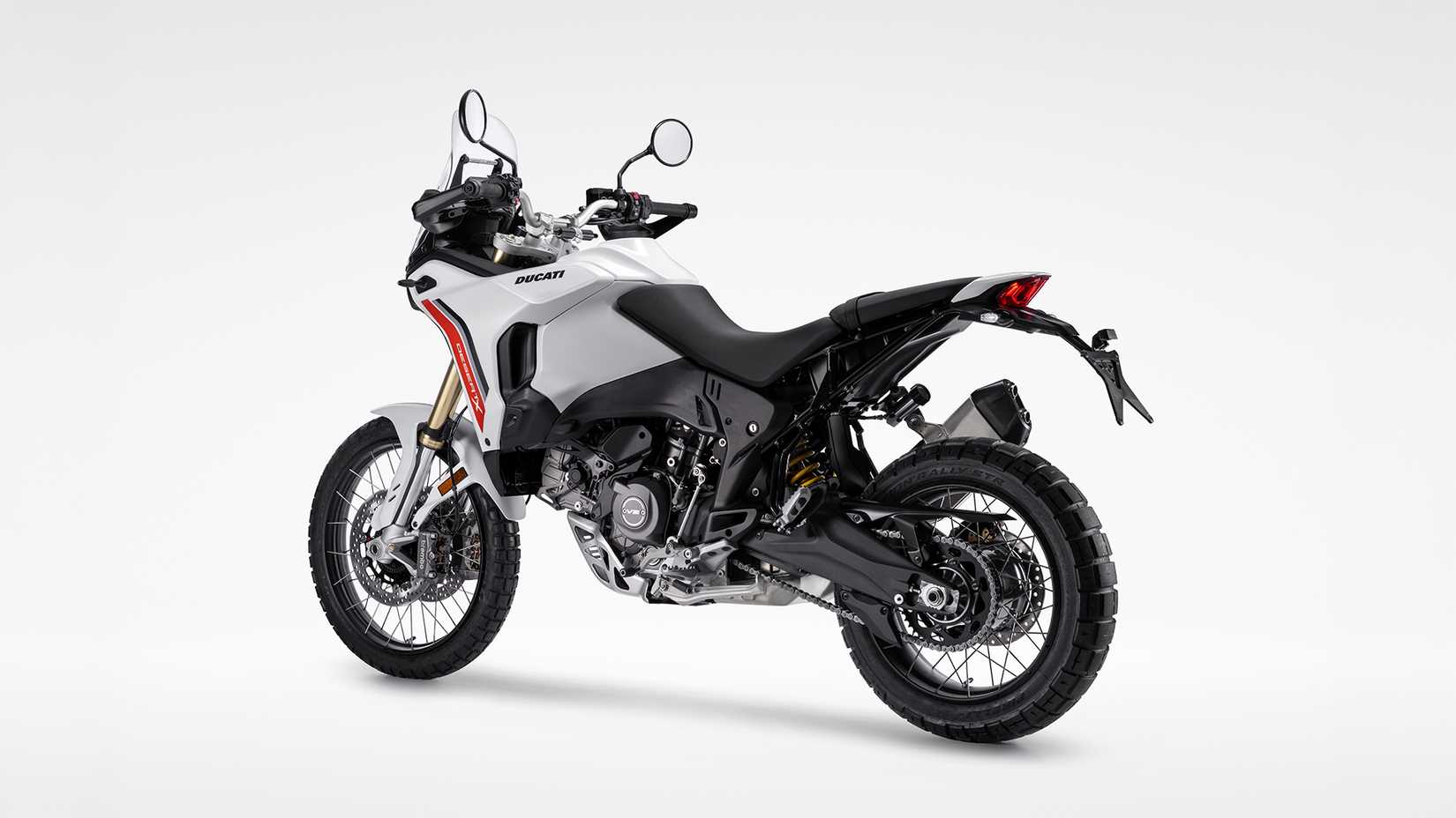 Foto de estúdio MY26 Ducati DesertX V2