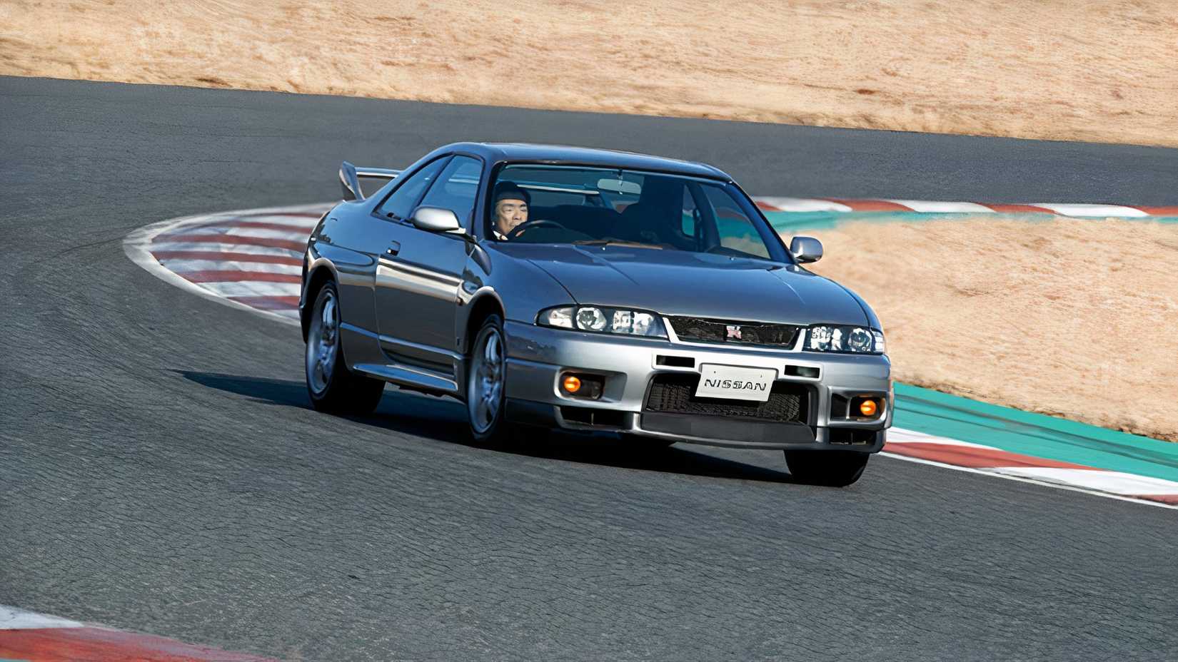 Pista dinâmica Nissan Skyline dirigindo vista frontal