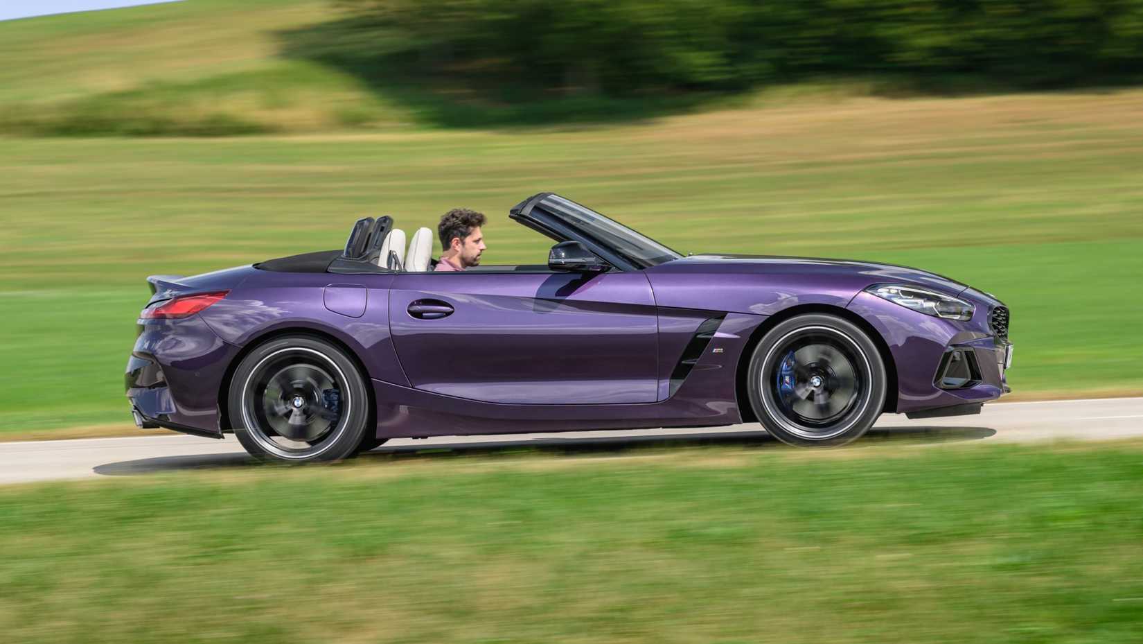 BMW Z4 M40i acelerando vista de perfil lateral rígida