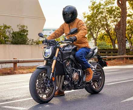 Piloto em uma Honda CB650R E-Clutch 2026
