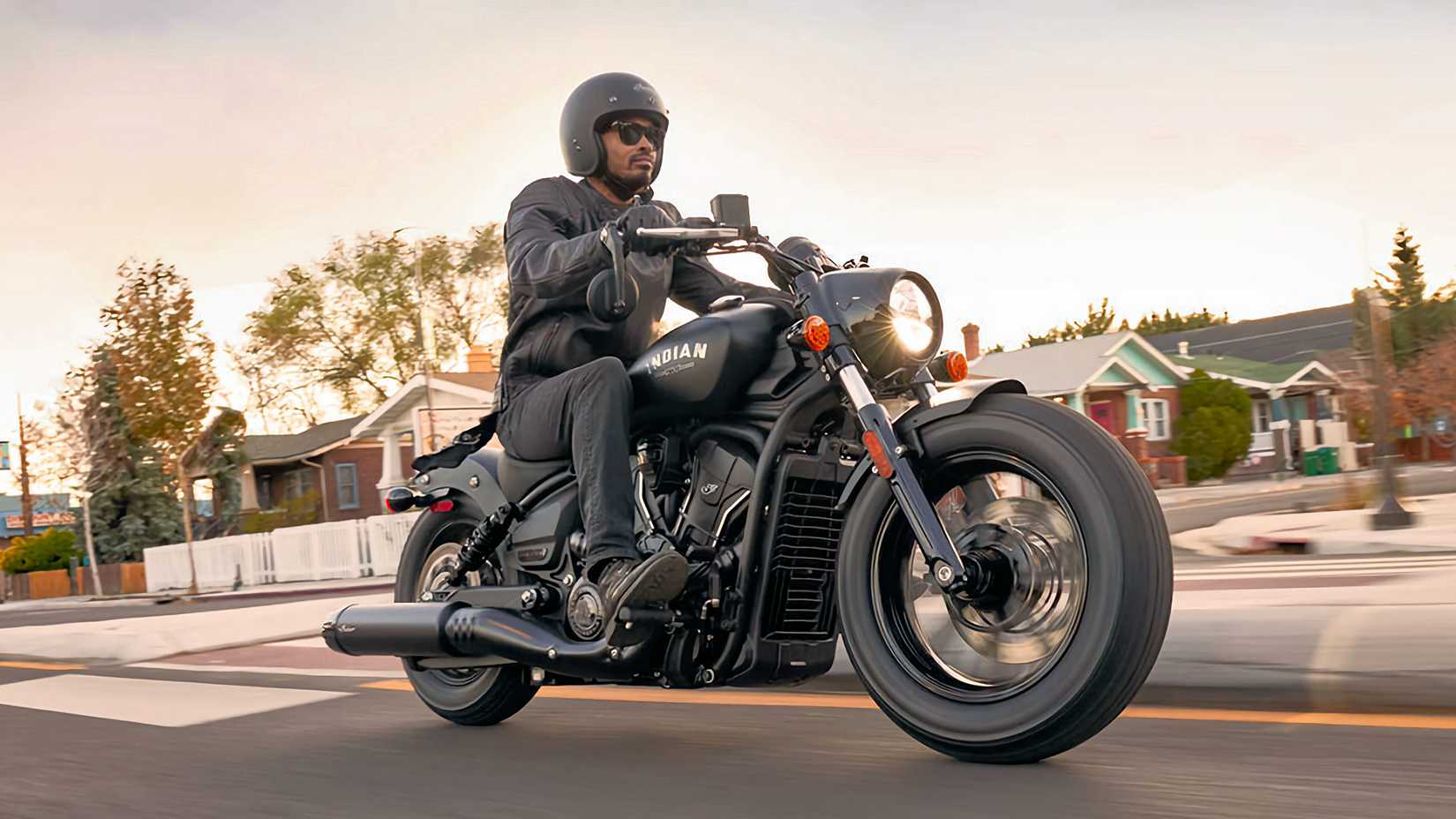 Piloto em uma Indian Scout Bobber preta 2026 na rua