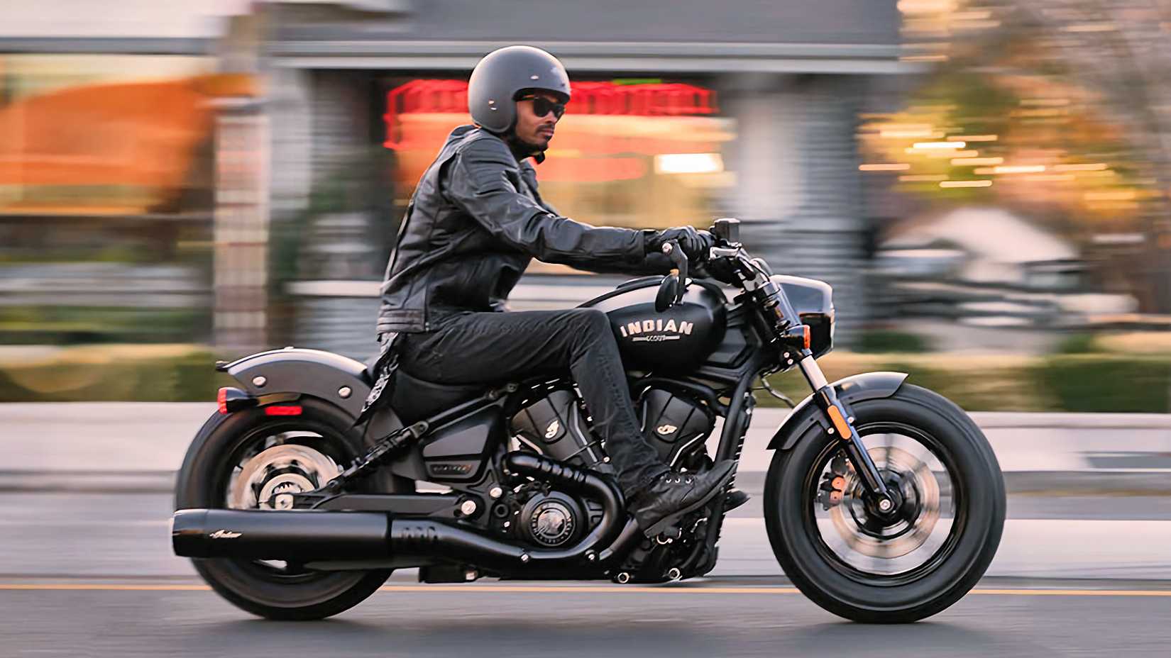 Piloto em uma Indian Scout Bobber 2026