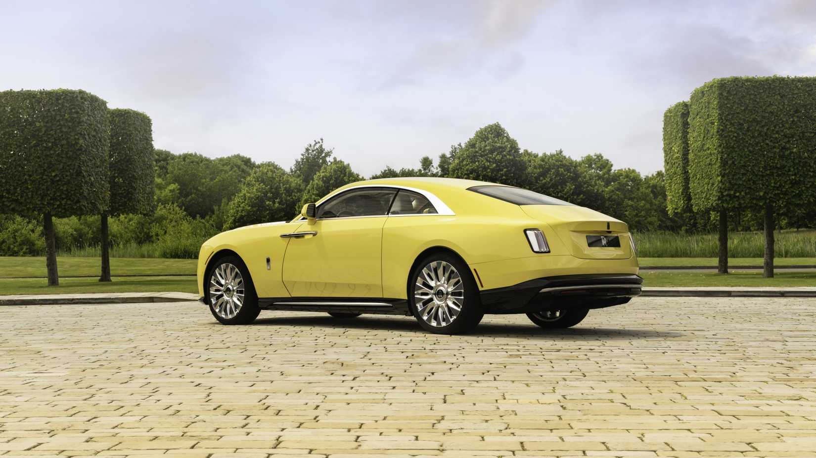 Rolls-Royce Spectre rear quarter