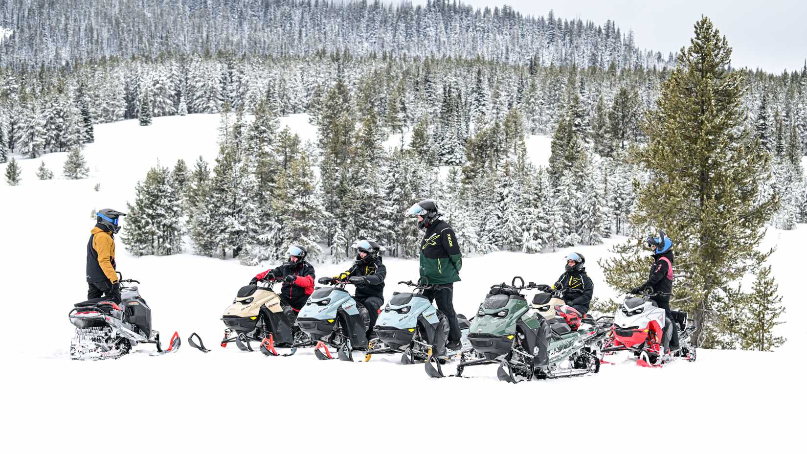 2027 Ski-Doo Summit X 850 E-Tec e linha de trenós de montanha