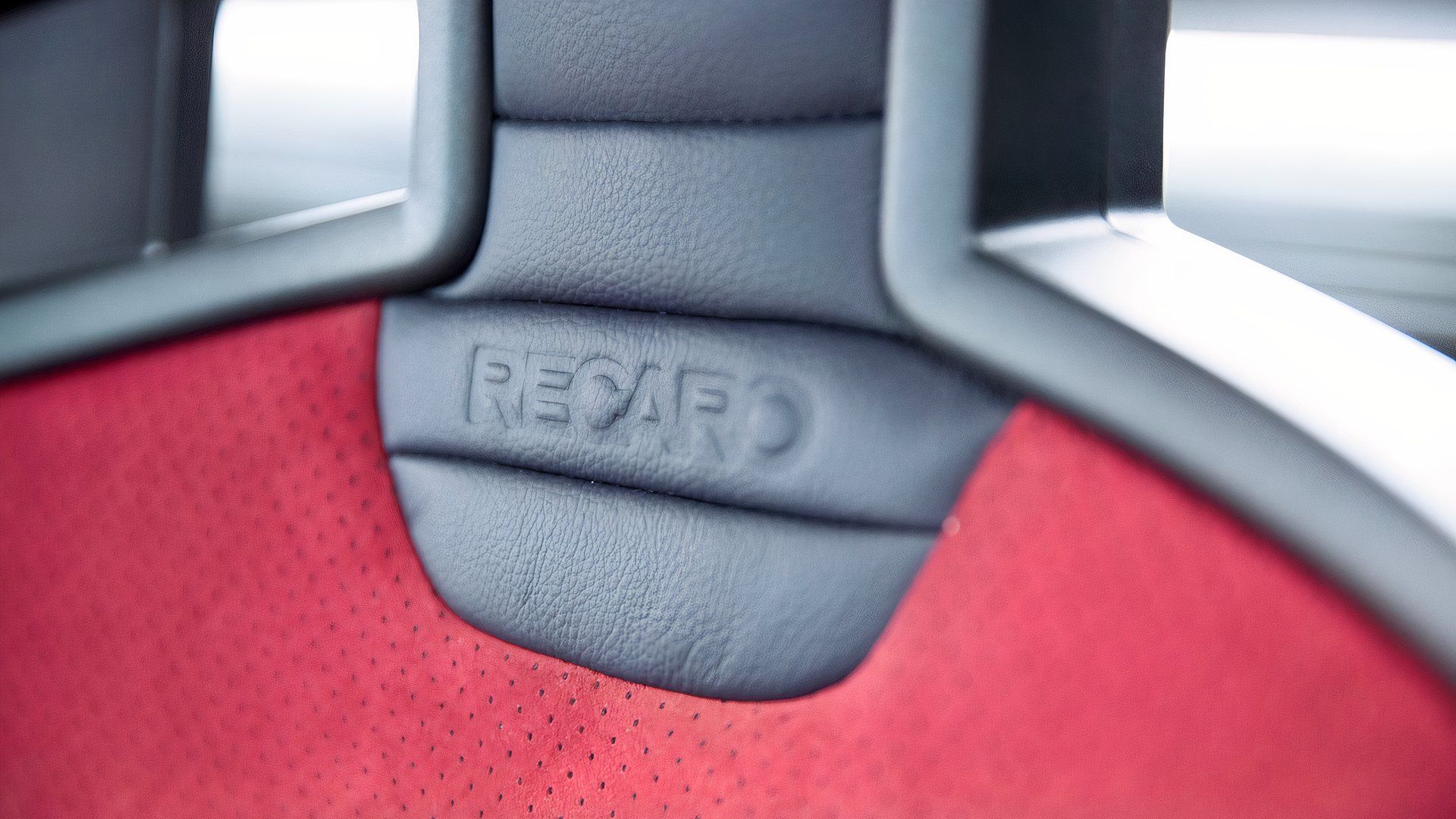 Foto do interior do Nissan 370Z Nismo 2016 mostrando assentos