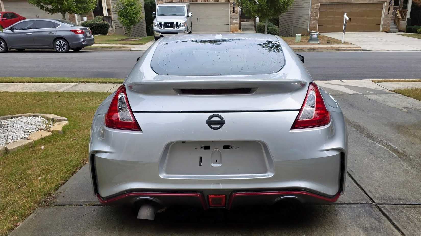 Tiro traseiro do Nissan 370Z Nismo 2016 estacionado na garagem
