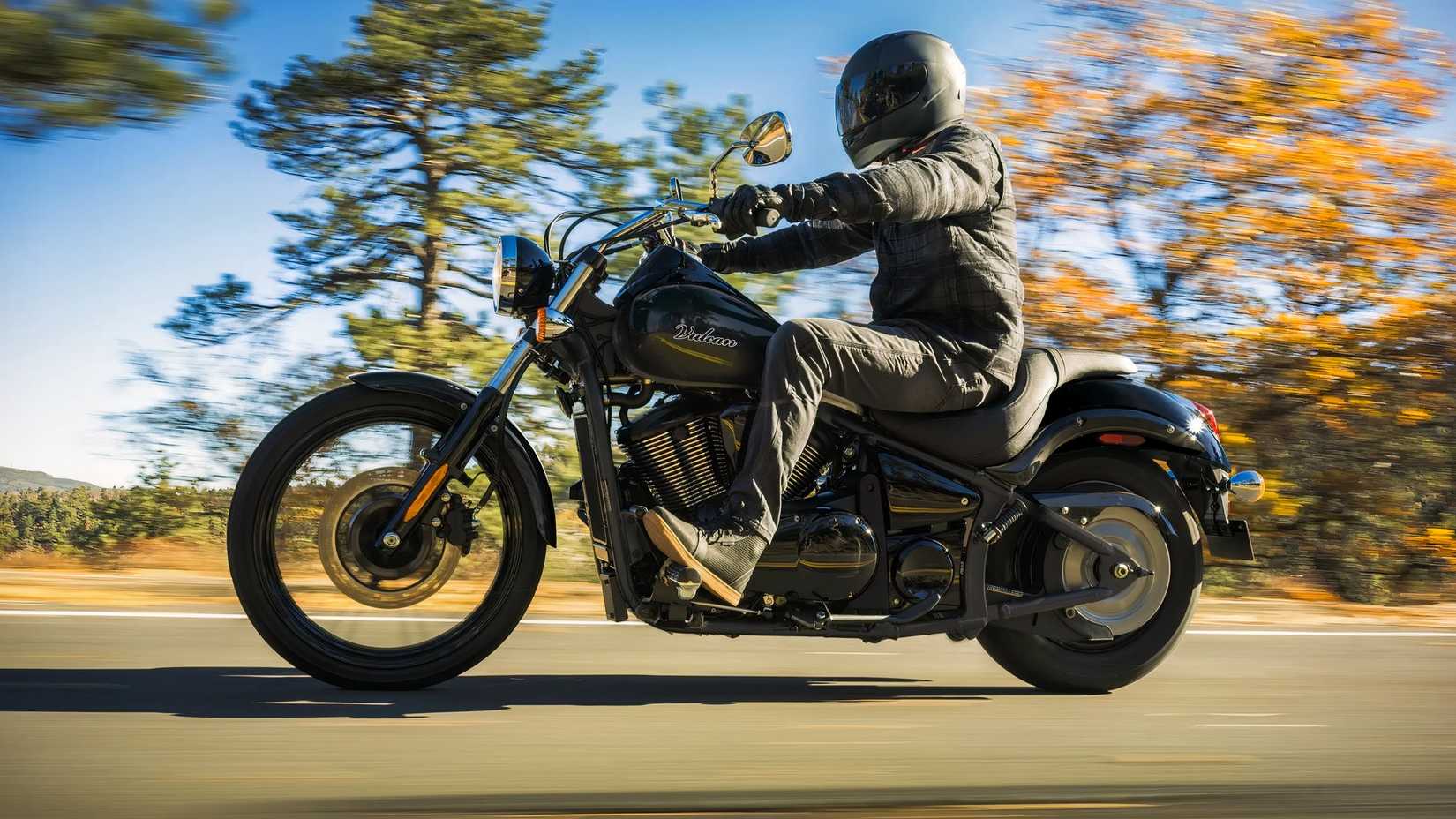 Side shot of a 2026 Kawasaki Vulcan 900 Custom cruising down the road
