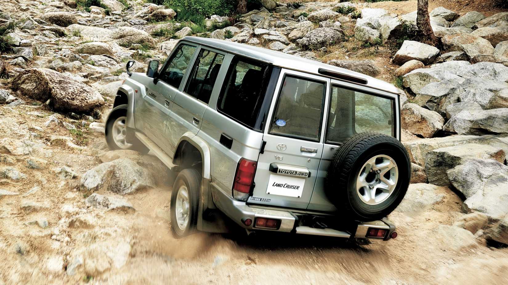 Toyota Land Cruiser 70 Series rear-quarter climbing
