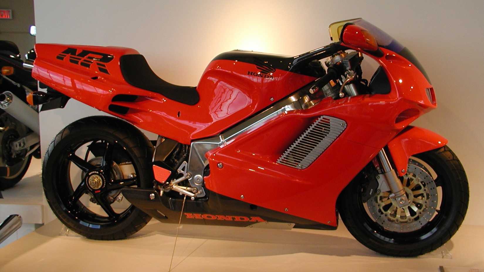 Uma Honda NR7505 1992 em exibição em um museu de bicicletas