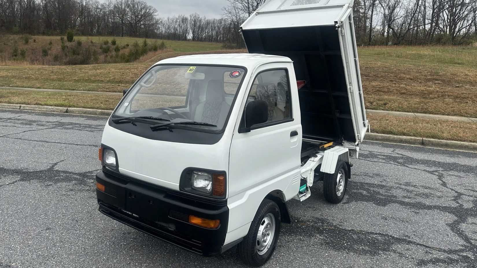 White 1995 Mitsubishi Minicab Dump Truck 4WD 4-Speed (2)