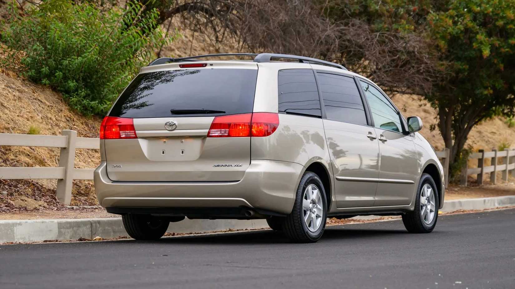 2004 Toyota Sienna XLE (1)