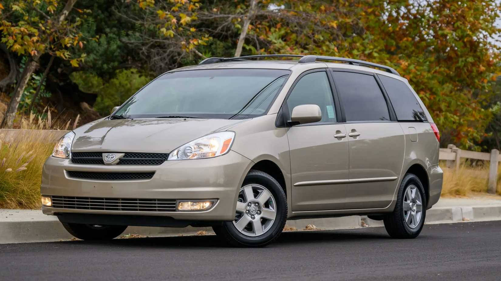 2004 Toyota Sienna XLE (2)