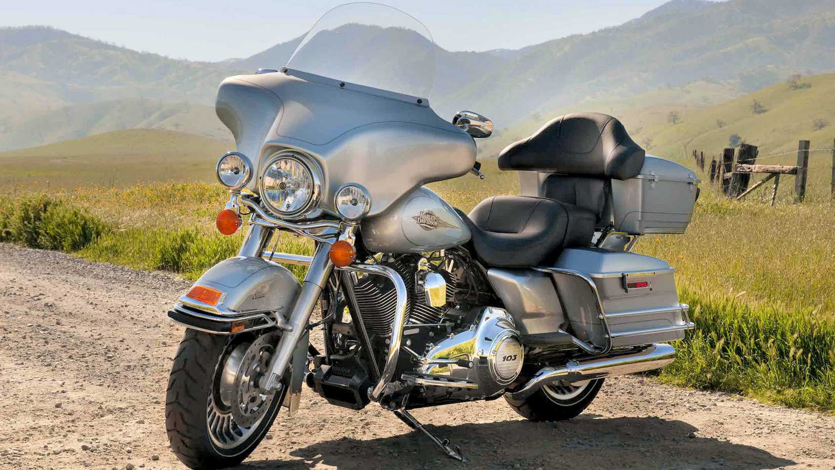 2012 Harley-Davidson Electra Glide Classic static front quarter shot