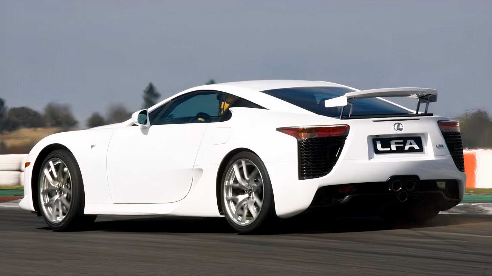 Foto traseira 3/4 de um Lexus LFA 2012 branco dirigindo na pista