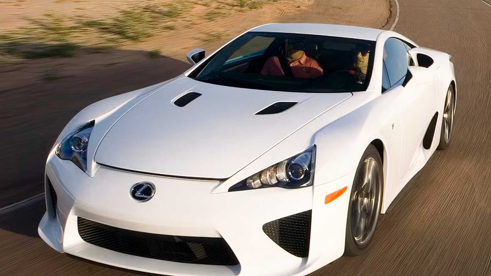 Foto frontal de um Lexus LFA 2012 dirigindo 