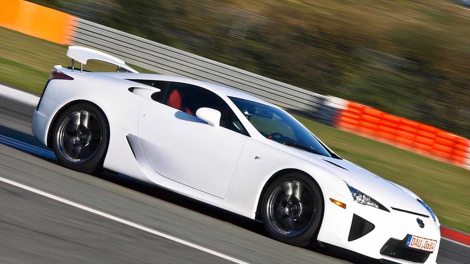 Foto lateral de um Lexus LFA 2012 branco dirigindo na pista