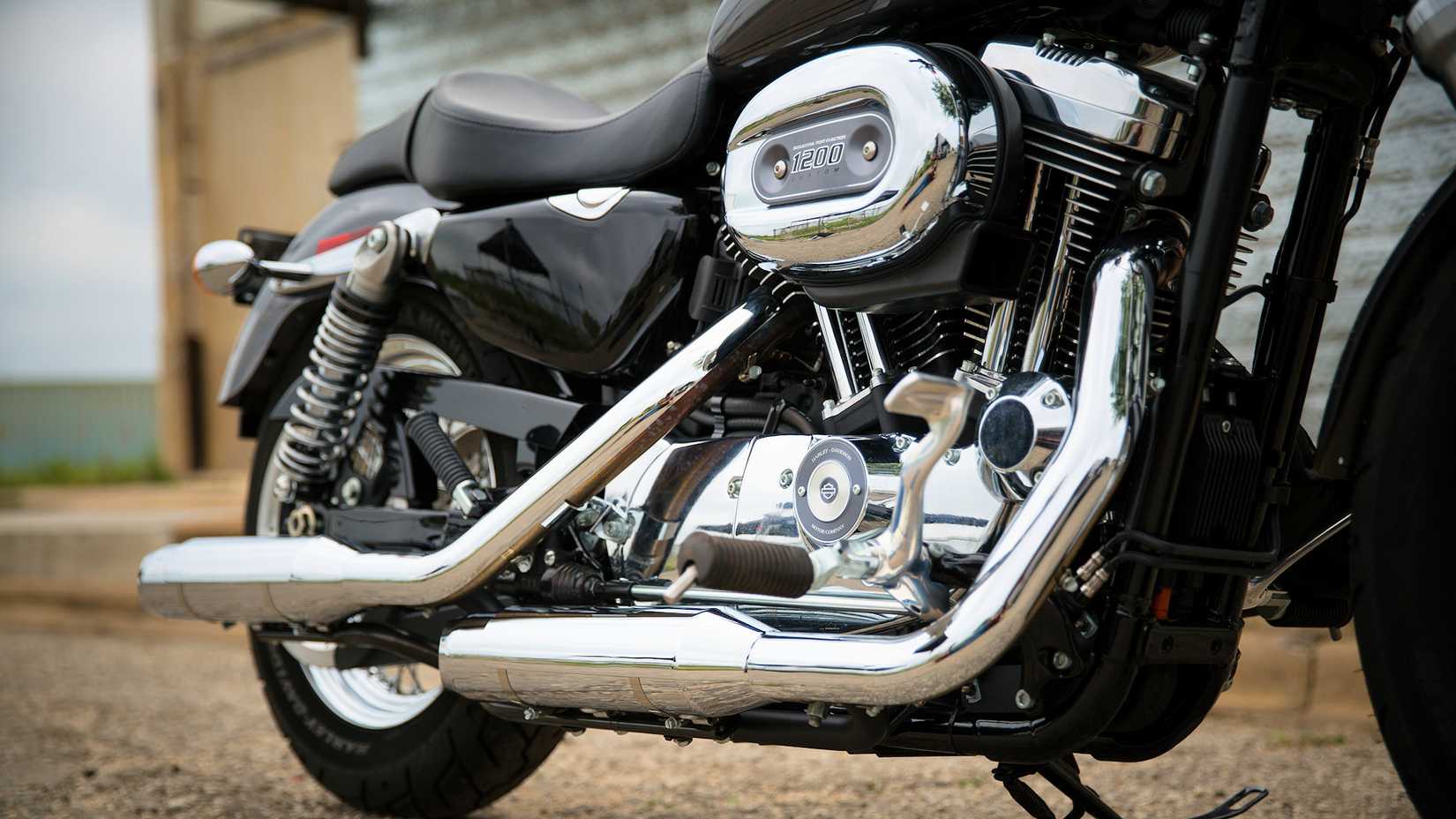 Detalhe do quarto frontal da Harley-Davidson Sportster 1200 Custom 2016