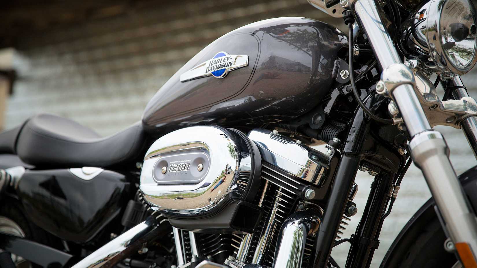 Detalhe do quarto frontal da Harley-Davidson Sportster 1200 Custom 2016 