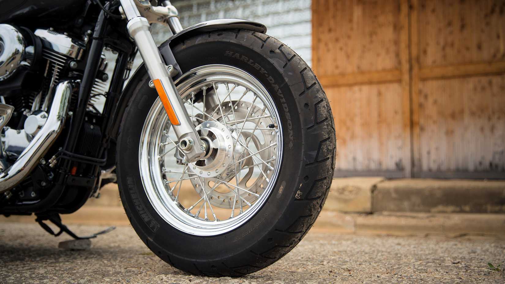 Detalhe de close-up da roda dianteira personalizada Harley-Davidson Sportster 1200 2016