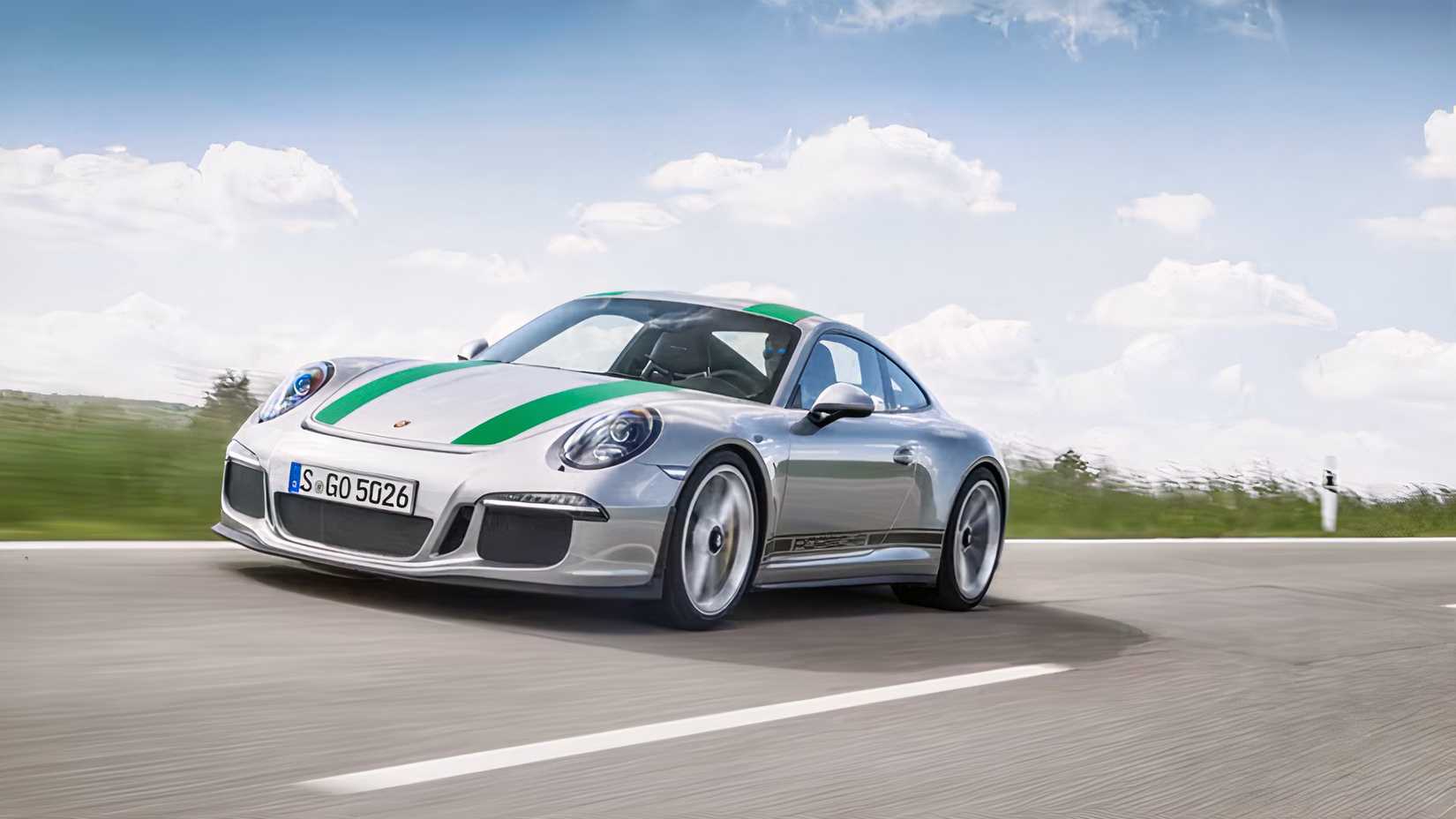 Prata 2016 Porsche 911 R com listras verdes em uma estrada.