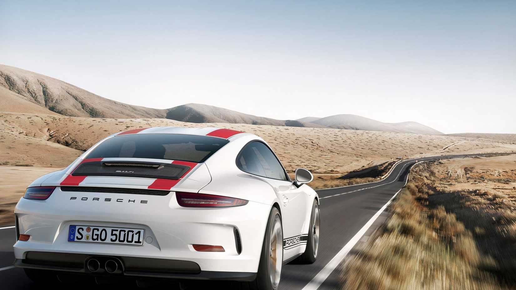 Vista traseira de um Porsche 911 R 2016 branco com listras vermelhas