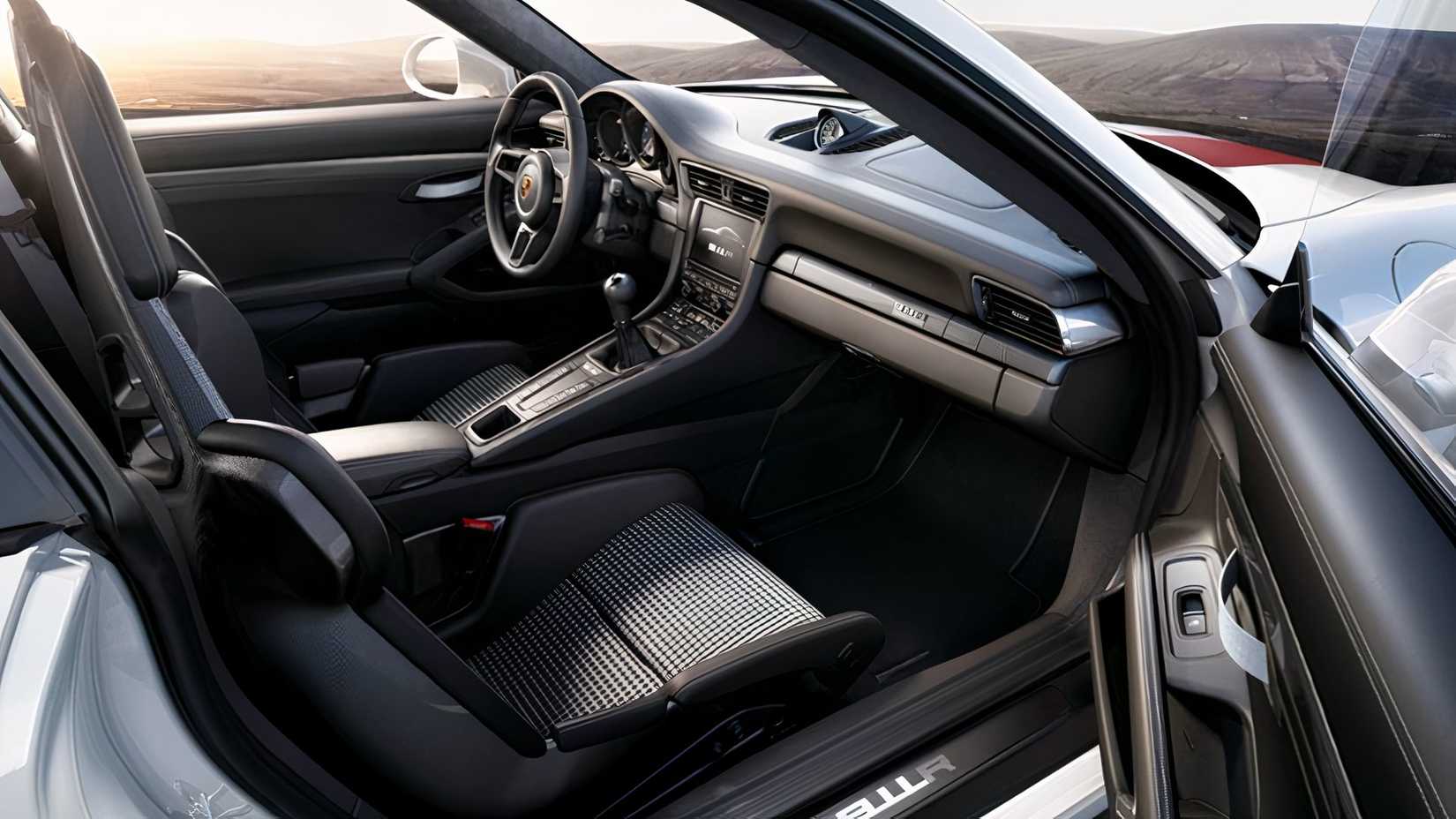 Foto do interior de um Porsche 911 R 2016 mostrando o lado do passageiro