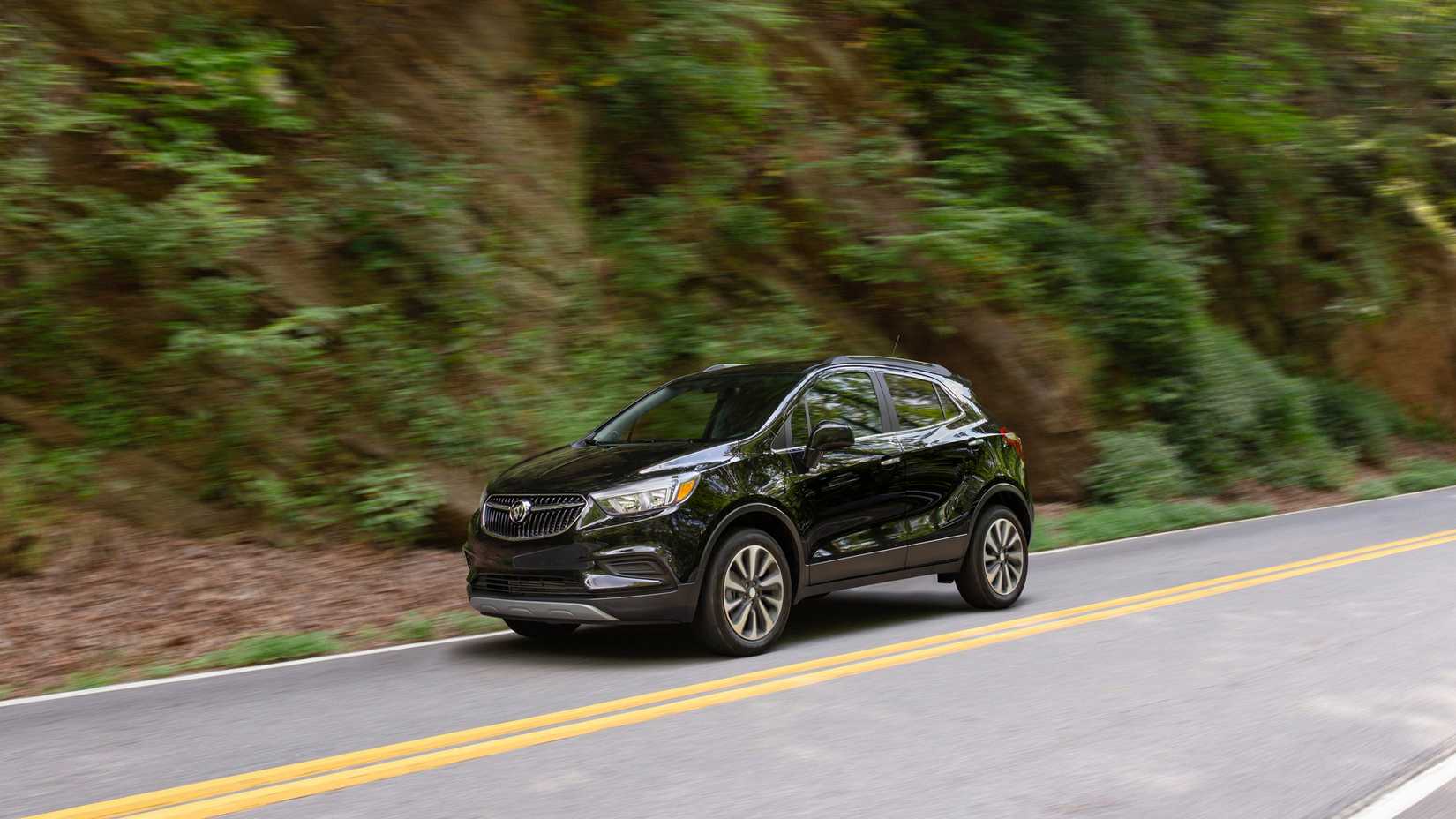Tiro frontal 3/4 do Buick Encore 2020 dirigindo pela estrada