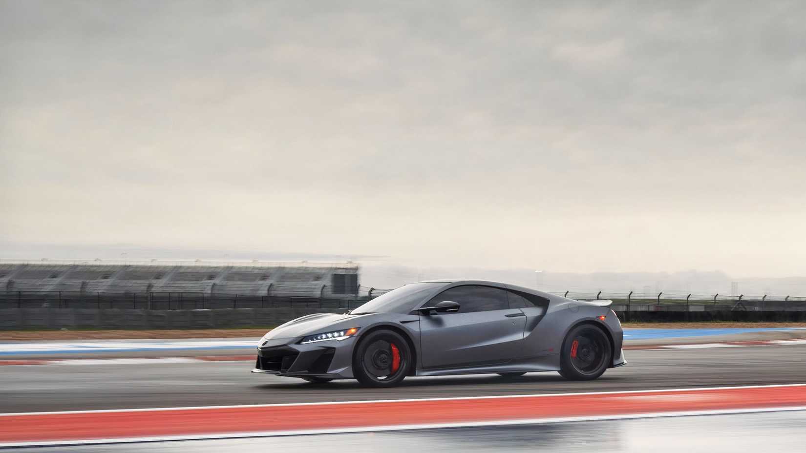 Imagem lateral de um Acura NSX Type S 2022 cinza dirigindo em uma pista