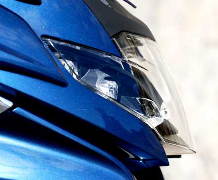 Close do farol BMW K 1600 GTL 2022