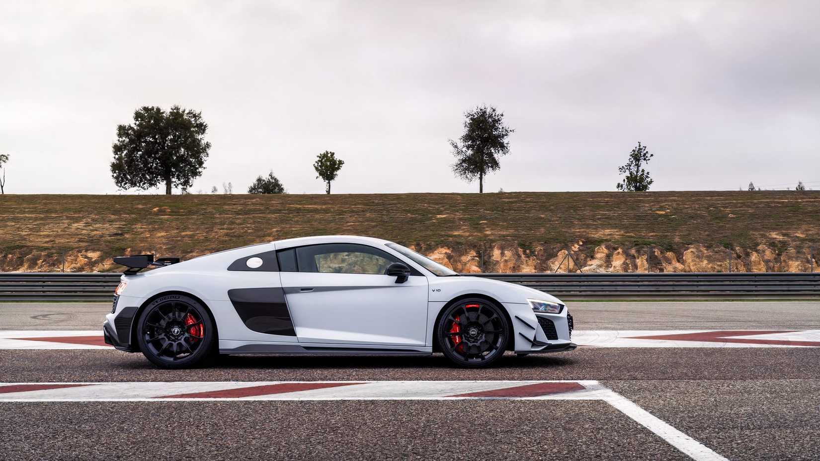 Foto lateral de um Audi R8 GT 2023 branco estacionado na pista