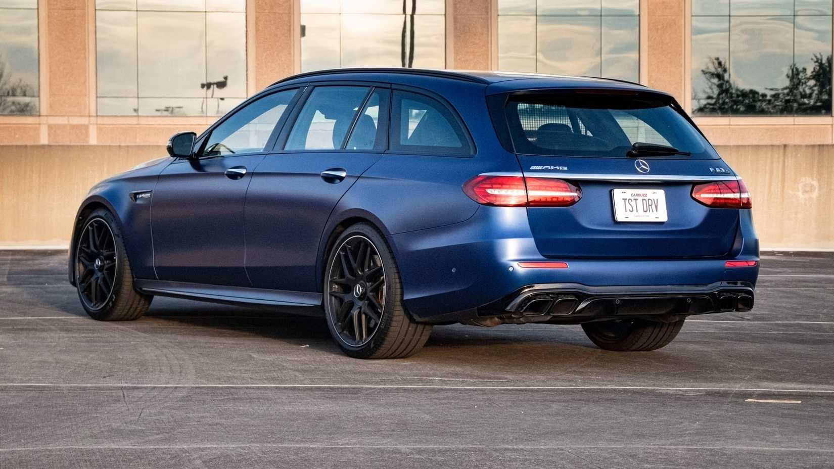 Vagão Mercedes-AMG E63 Azul 2023