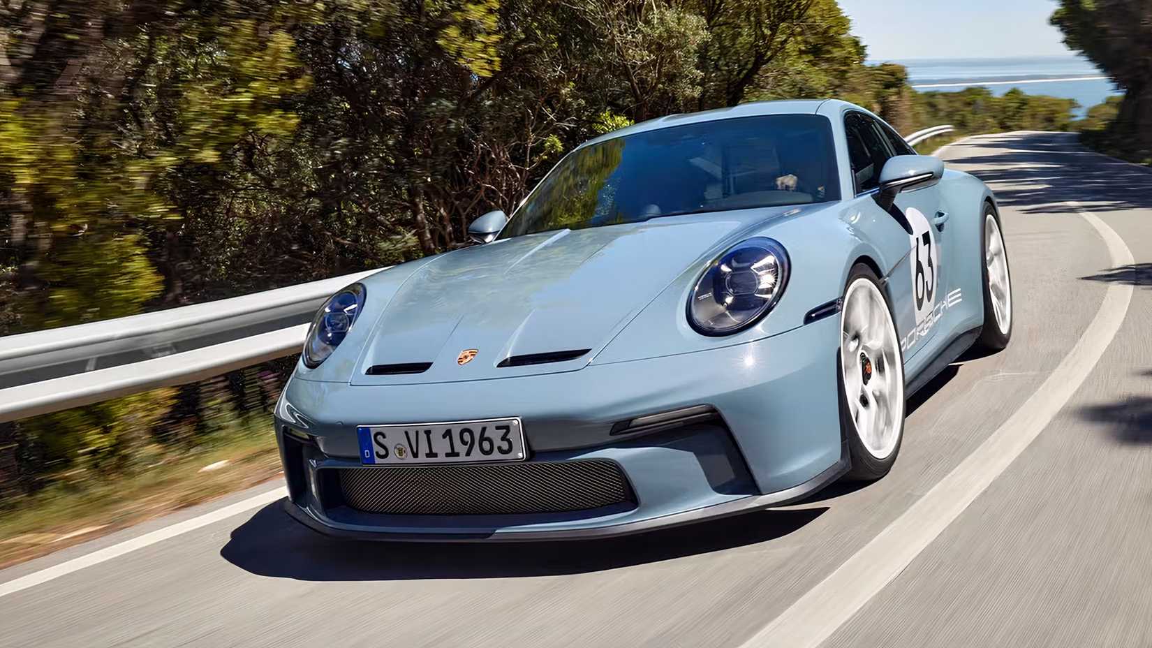 Foto frontal 3/4 de um Porsche 911 S/T 2024 acelerando