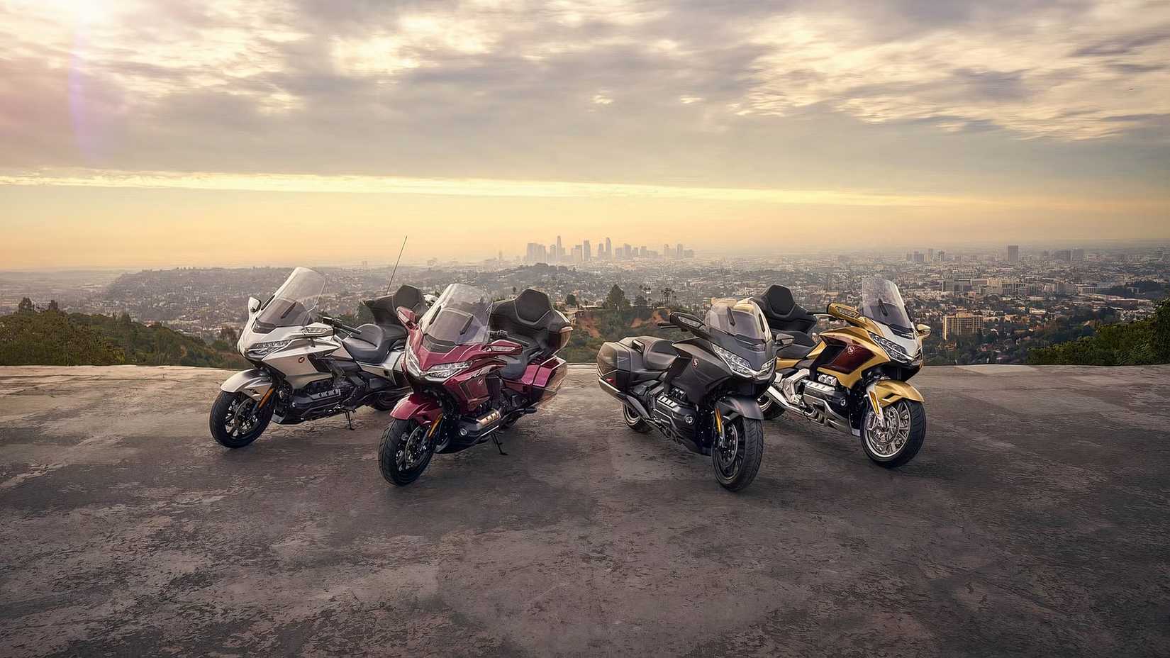 Gama Honda Gold Wing 2025 estacionada em um penhasco com vista para uma cidade