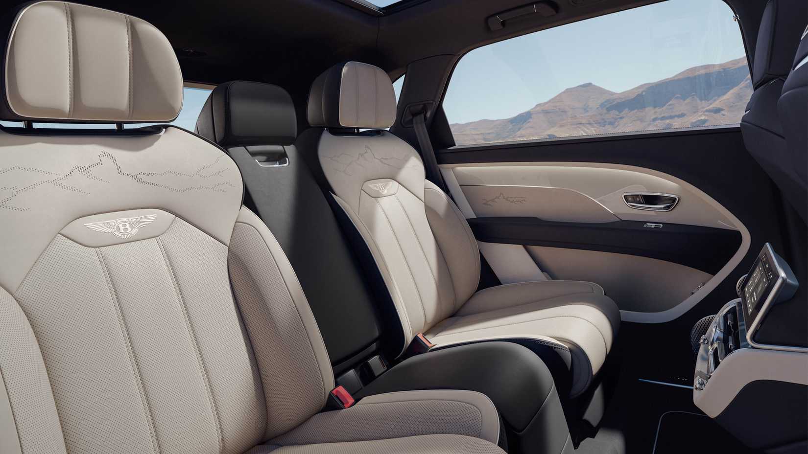 Foto do interior do Bentley Bentayga Artenara Edition 2026 mostrando os bancos traseiros