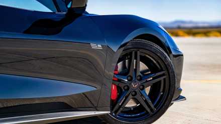 Uma vista aproximada de uma combinação de roda e freio Chevrolet Corvette Stingray 2026