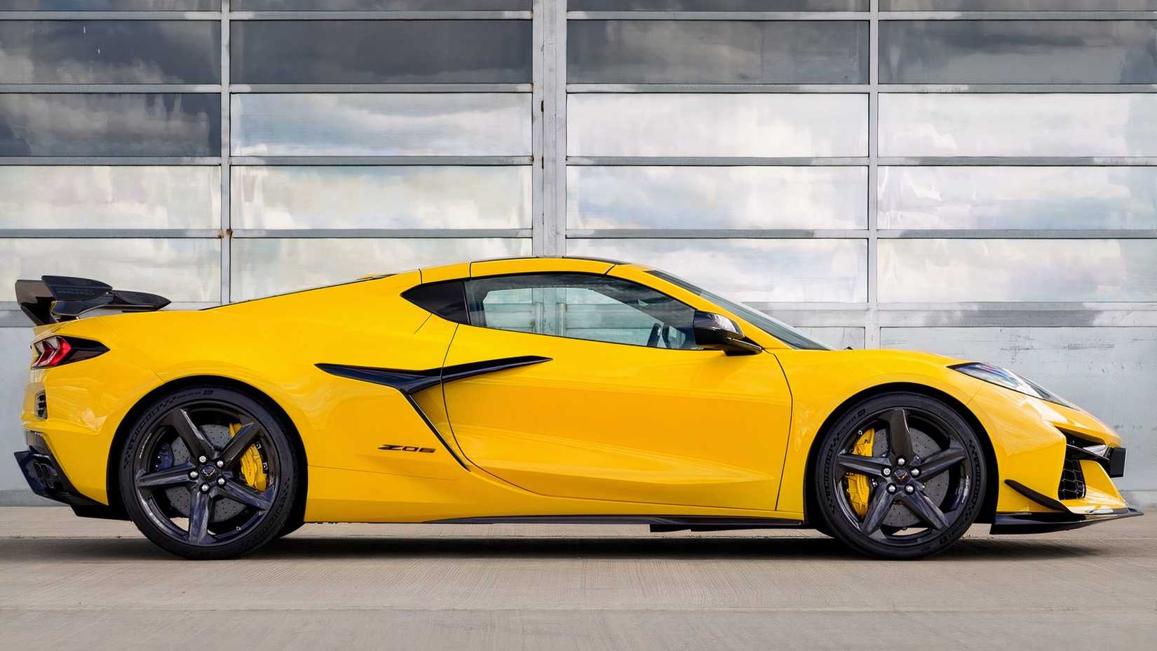 Perfil Corvette Z06 RHD amarelo