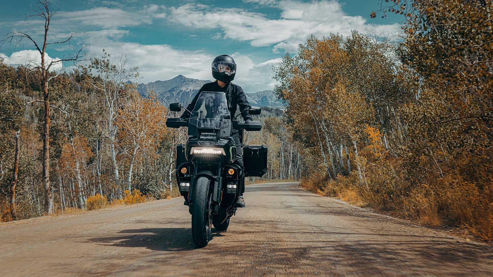 2026 Harley-Davidson Pan America 1250 Limited andando em estradas remotas
